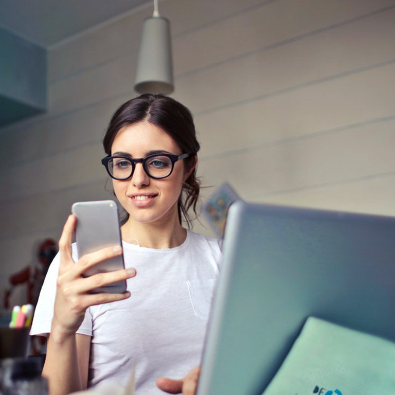 Pozisyonlara değerlendirici yetkisi ile atanan kişilerin, adaylar hakkında izlenimlerini (puan ve yorum) aynı ekranda görüntüleyebilir, soru/yanıt özelinde karşılaştırabilirsiniz.